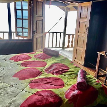 Beachfront Hut Upstairs Astra - Beach Shack Chalet Kampong Juara Exteriér fotografie