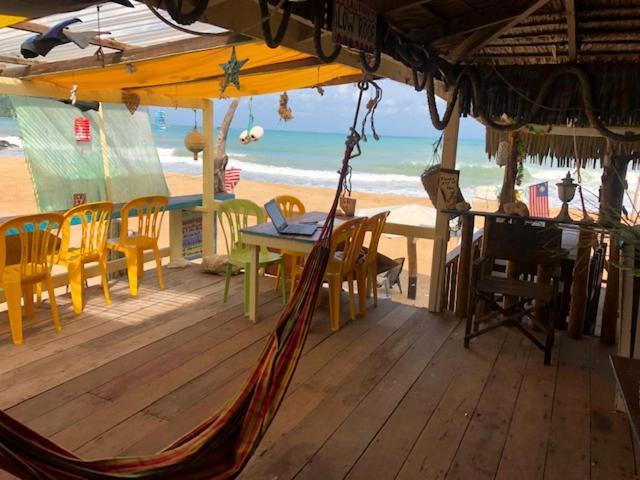 Beachfront Hut Upstairs Astra - Beach Shack Chalet Kampong Juara Exteriér fotografie