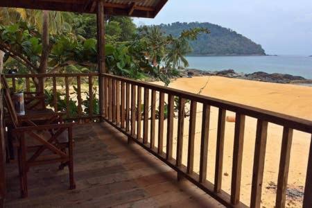 Beachfront Hut Upstairs Astra - Beach Shack Chalet Kampong Juara Exteriér fotografie