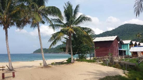 Beachfront Hut Upstairs Astra - Beach Shack Chalet Kampong Juara Exteriér fotografie