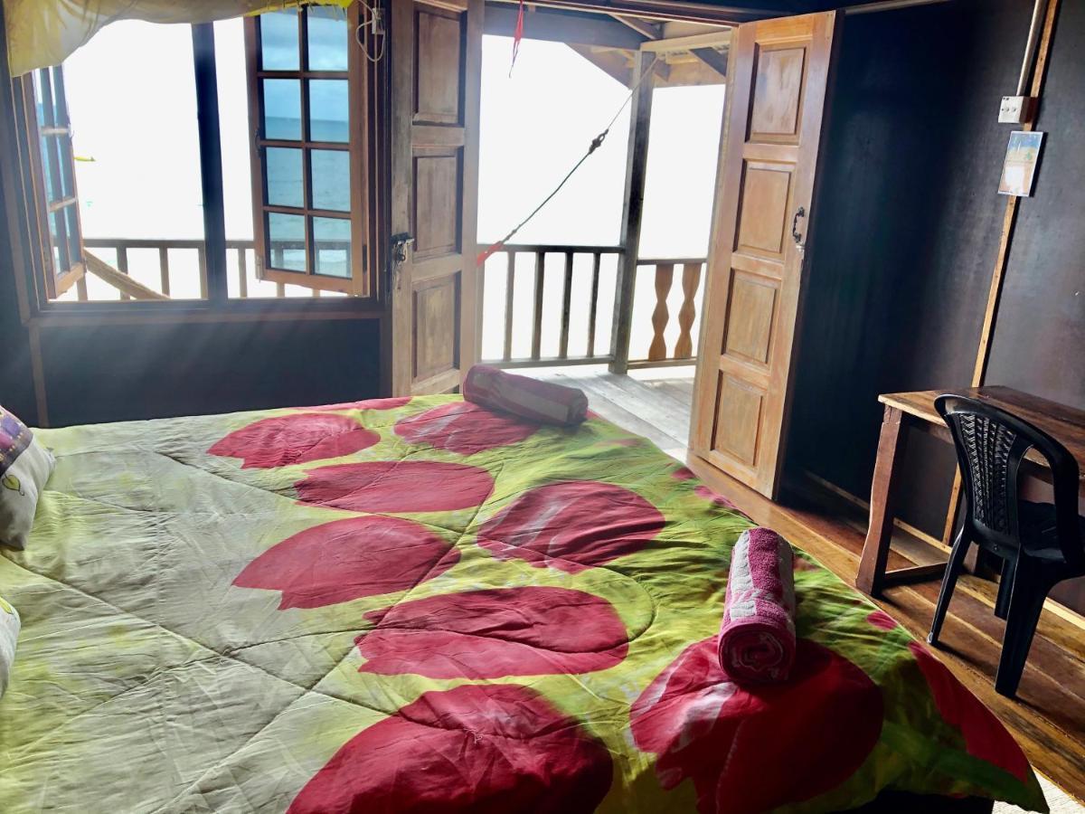 Beachfront Hut Upstairs Astra - Beach Shack Chalet Kampong Juara Exteriér fotografie