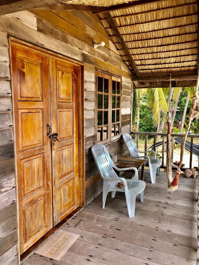 Beachfront Hut Upstairs Astra - Beach Shack Chalet Kampong Juara Exteriér fotografie