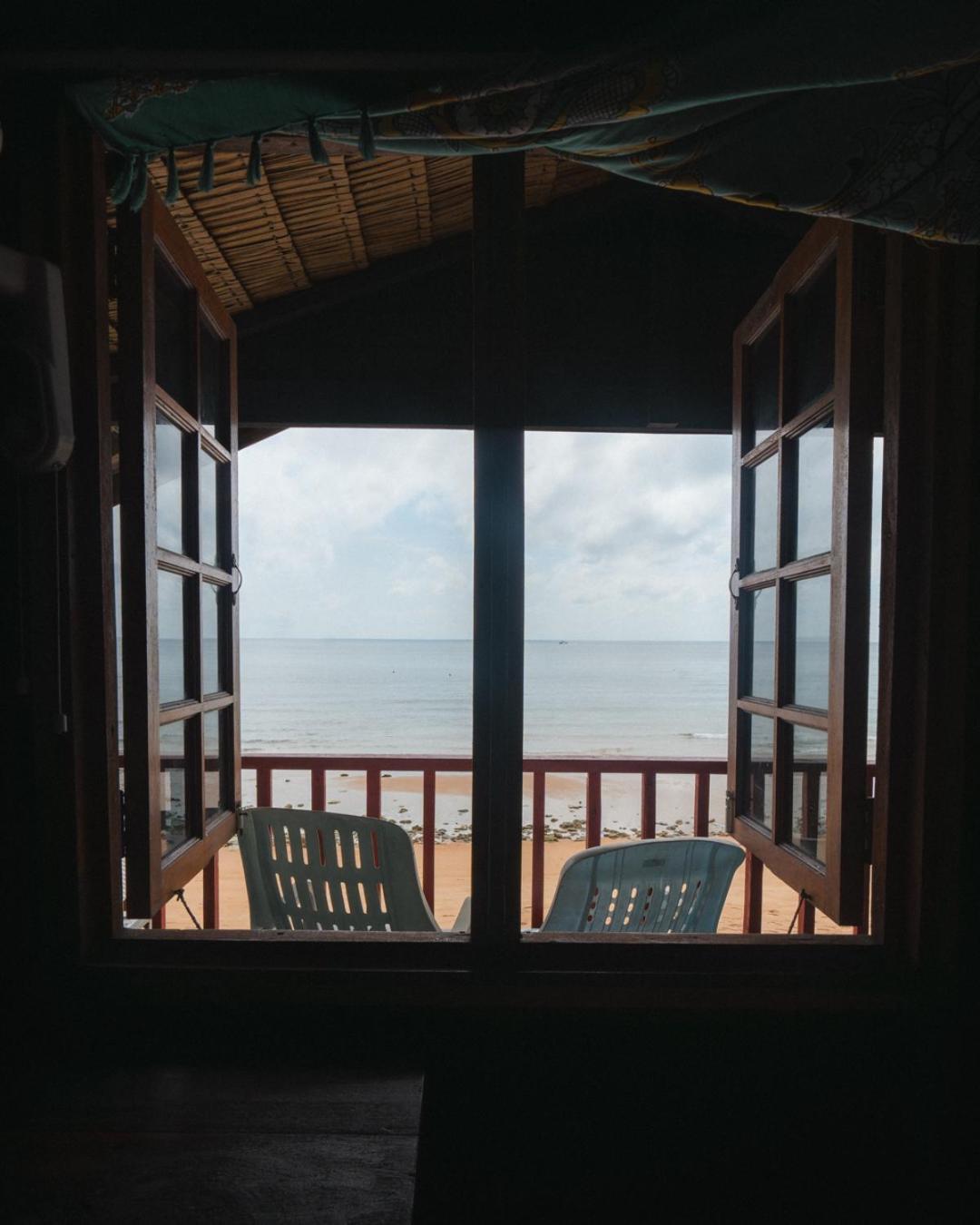 Beachfront Hut Upstairs Astra - Beach Shack Chalet Kampong Juara Exteriér fotografie